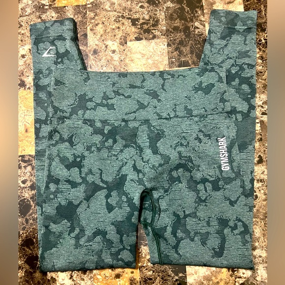GYMSHARK ADAPT CAMO GREEN COLOR SIZE SMALL EUC - Picture 2 of 5